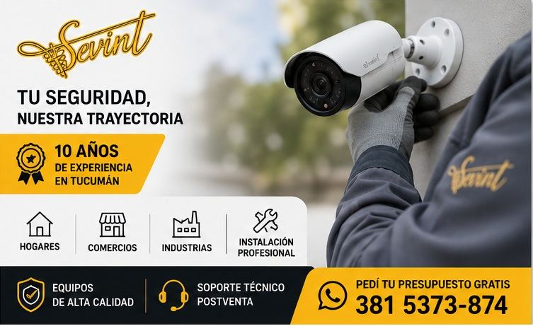 Técnico de Sevint instalando una cámara de seguridad